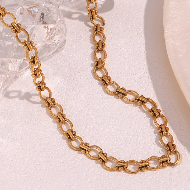 18K Gold Plated Oval Flower Chain Necklace - Hypoallergenic & Waterproof