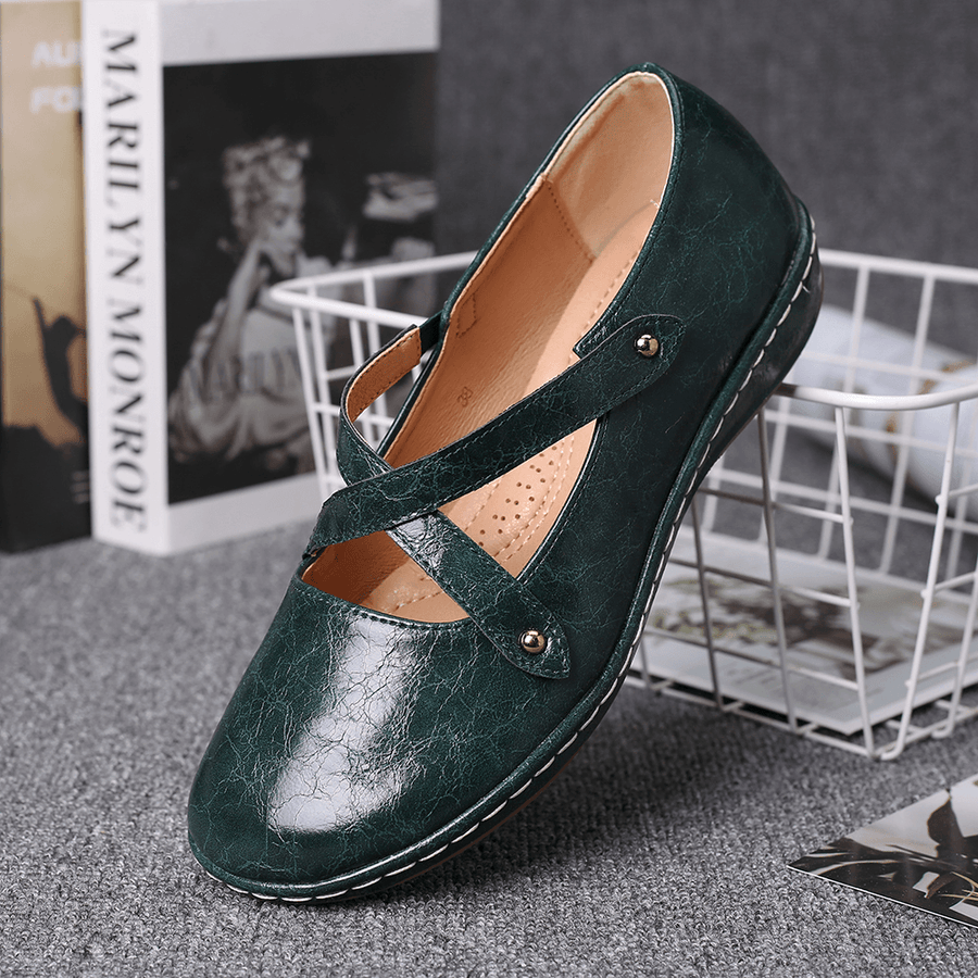 LOSTISY Women Cross Strap Solid Color Casual Comfy Flats - MRSLM