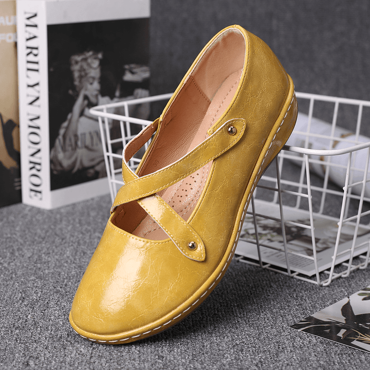 LOSTISY Women Cross Strap Solid Color Casual Comfy Flats - MRSLM